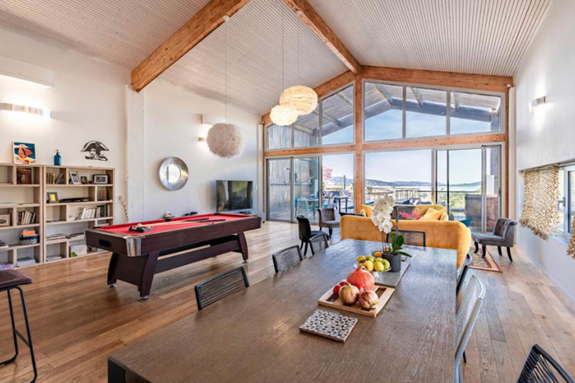 La salon spacieux et lumineux