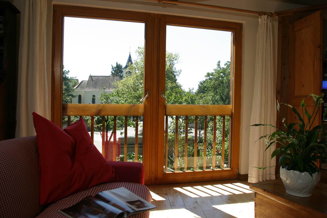 Vue sur la verdure et sur l'église