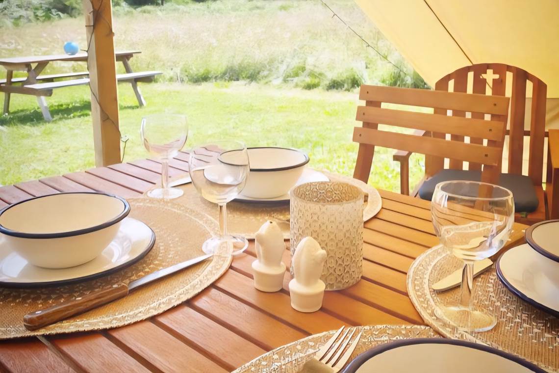 Le Ranch - Lotus belle tipi dining