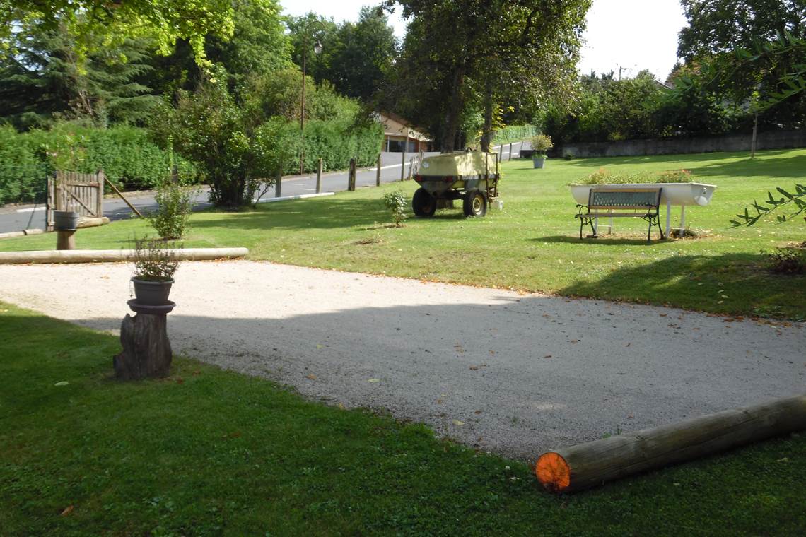 terrain de pétanque à l'intérieur du site