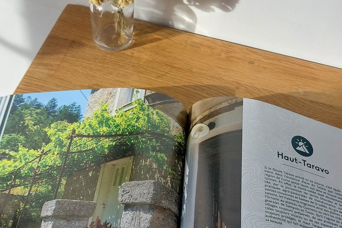 Coin lecture avec bouquet d'immortelles corses séchées et guides touristiques à disposition dans la chambre d'amis 3.