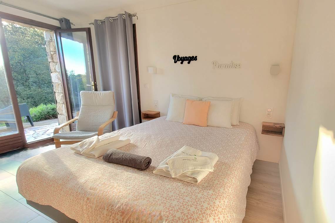 chambre-hotes-charme-corse-vue-jardin-terrasse