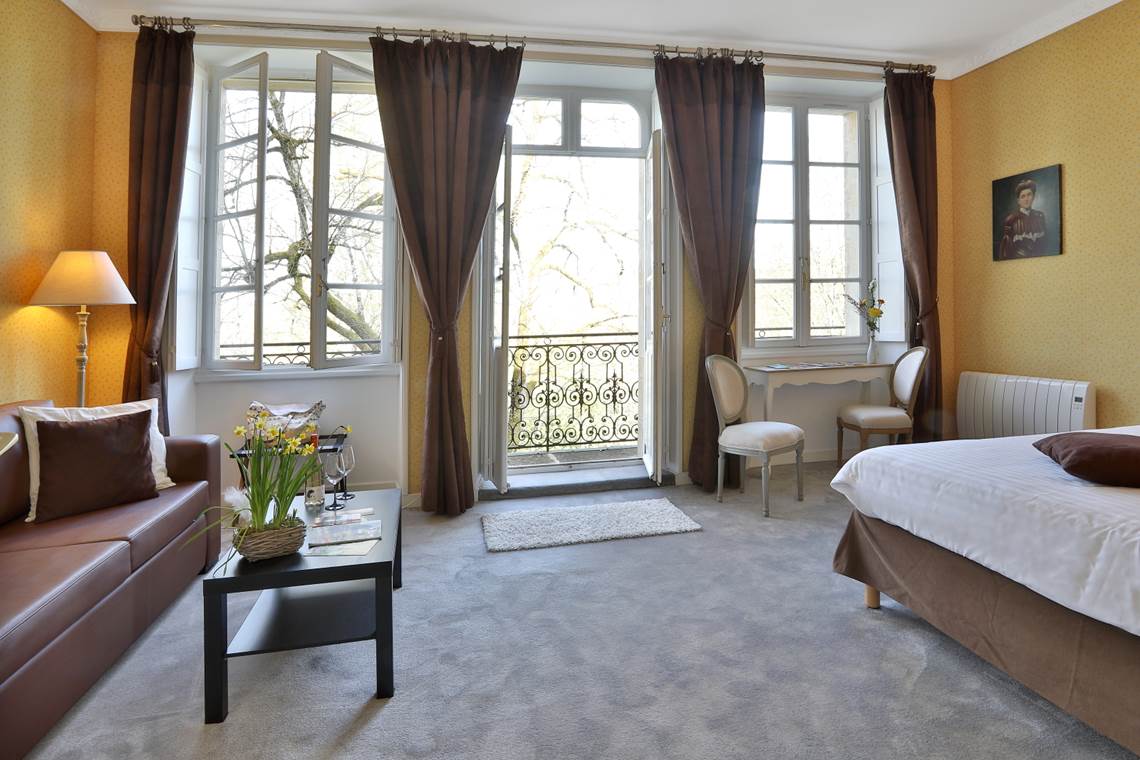 Chambre Jonquille 7 avec balcon - 1er étage du château de Puy Robert Lascaux