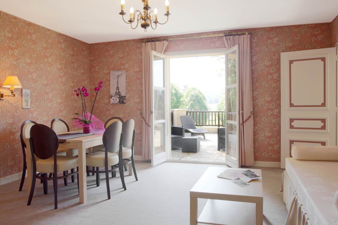 Gîte Junior Suite avec terrasse séjour salon gîte 29 30