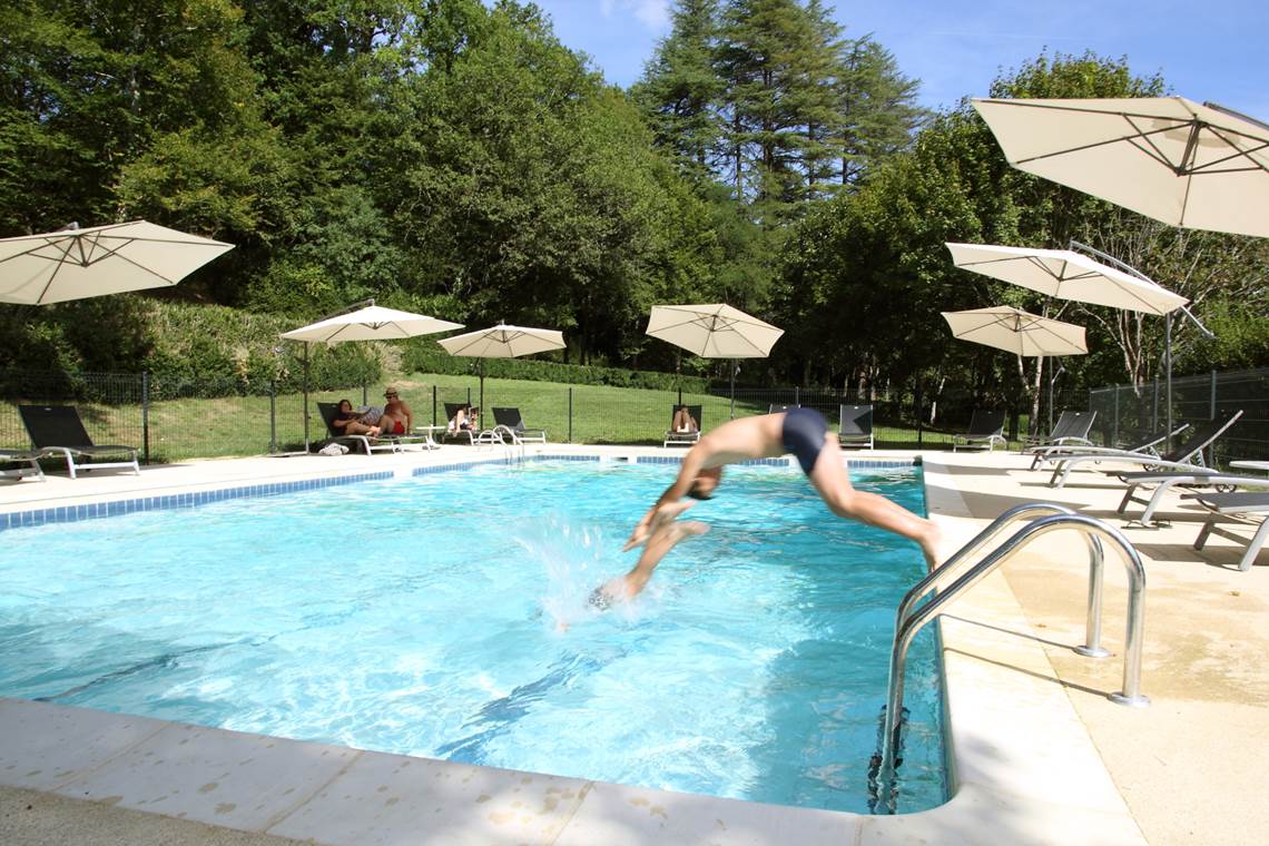 Piscine au printemps au Château de Puy Robert Lascaux