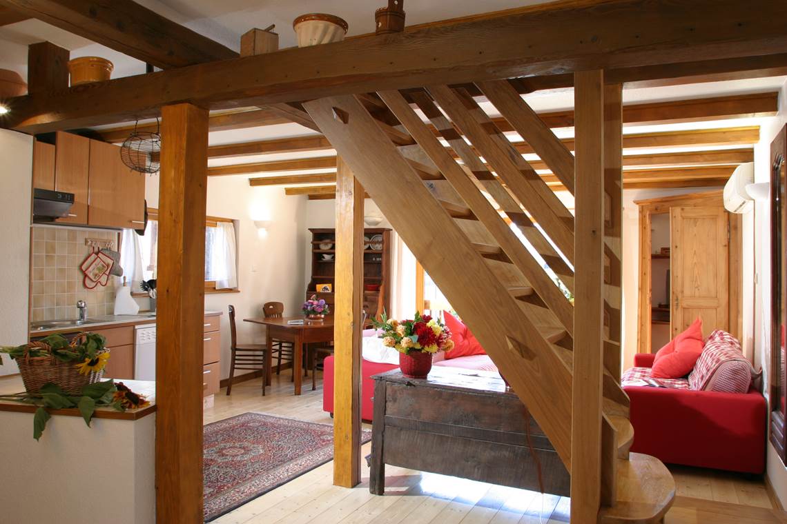 Vue d'ensemble avec escalier meunier pour les chambres