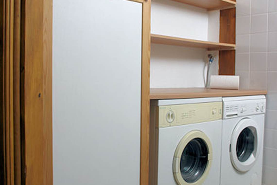 Lave linge et sechoir dans la salle de bain