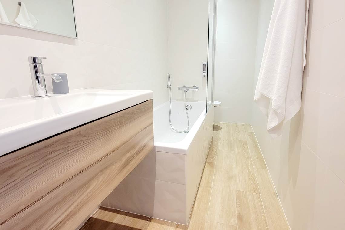 salle-de-bain-baignoire-douche-corse-domaine-cardu