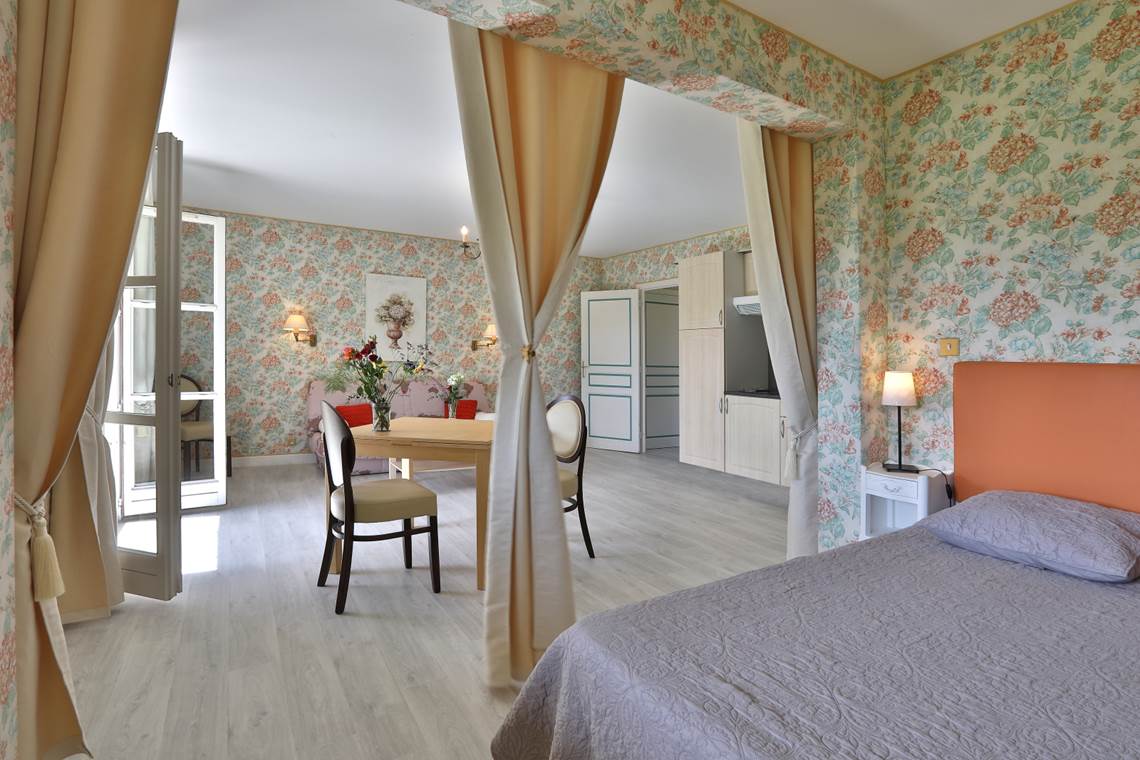 Gîte Tradition 33 au 1er étage avec balcon de 2 à 4 personnes vue parc depuis balcon