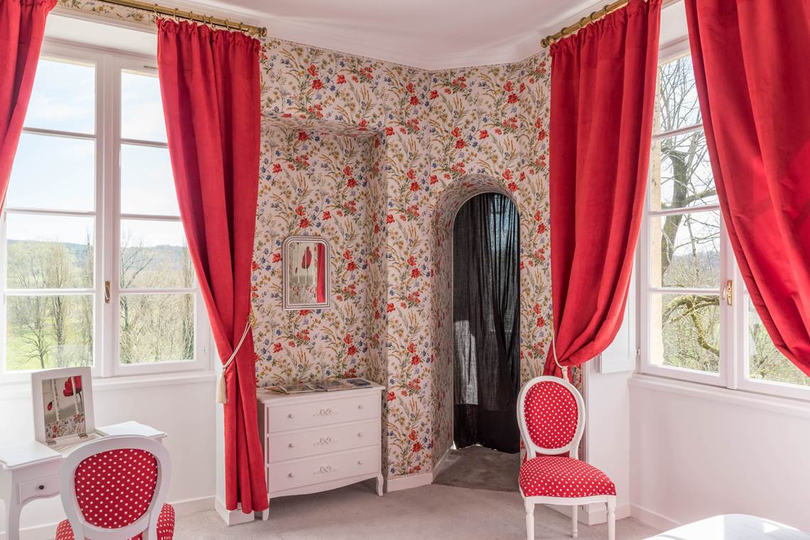 Chambre Coquelicots vue sur prairie environnante du château