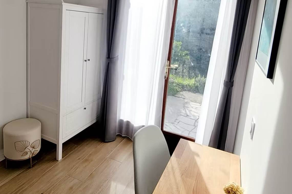 vitrée	Espace de travail lumineux et accès terrasse privée avec vue sur le jardin corse.