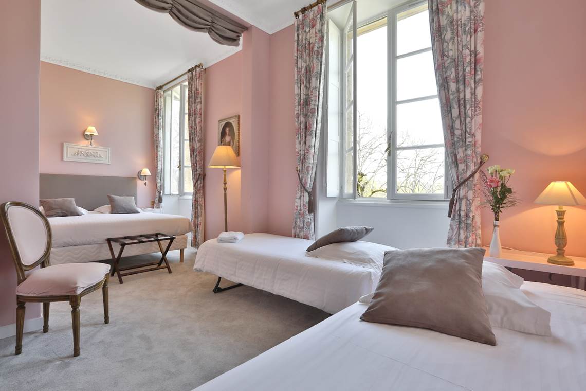 Chambre Rose château de 2 à 4 couchages avec vue sur le parc