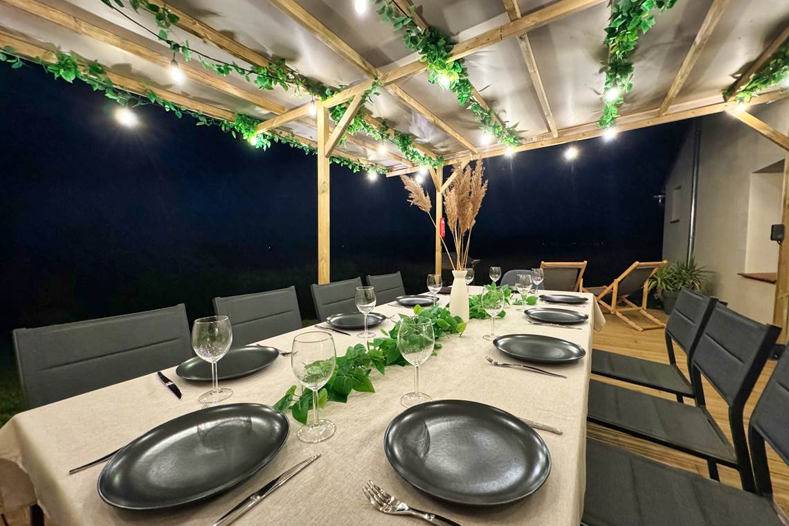 table-diner-soir-cottage-terrasse-location-lauragaise.jpg