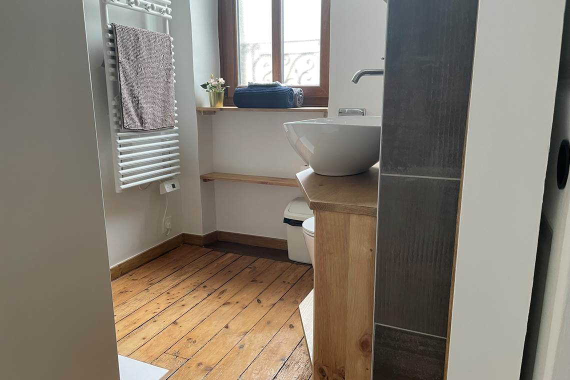 Photo de la  salle de bain de la Chambre Suisse - Chambres d'hôtes La Grange Richard à Dinsac