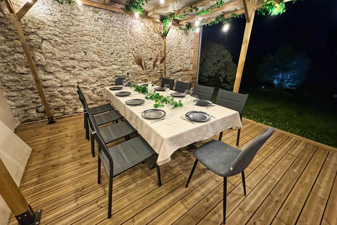 terrasse-couverte-cottage-soiree-location-lauragaise.jpg