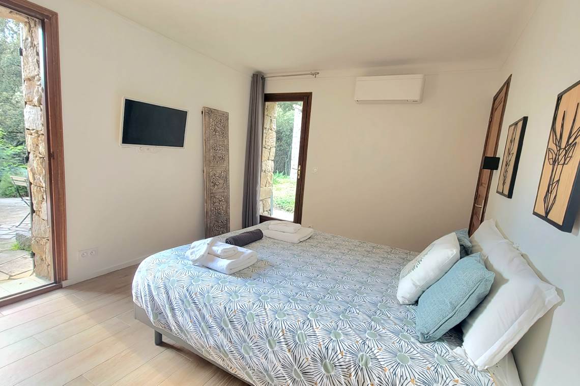 chambre parentale avec entrée indépendante offrant une vue dégagée sur le maquis corse.