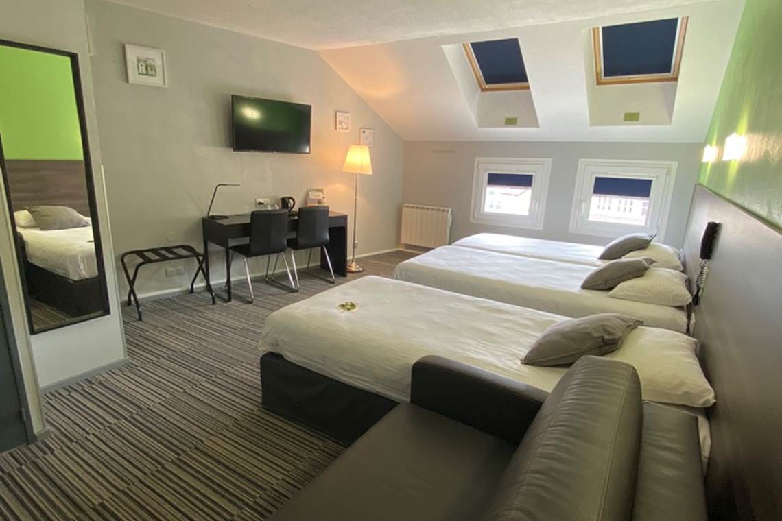 Chambre Triple Climatisée - 3 Lits Simples