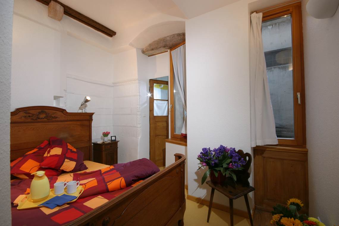 Chambre 2 avec petite salle d'eau (douche + WC)