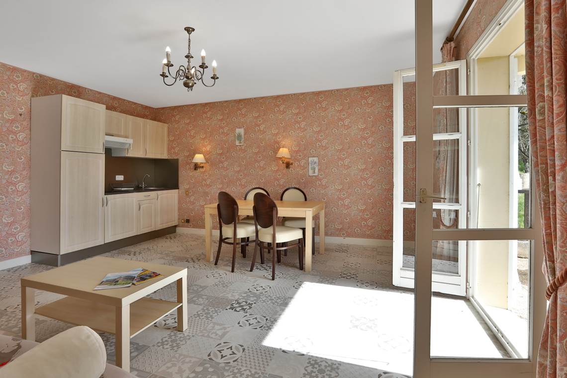 Gîte 29 -30 cuisine séjour terrasse RdC