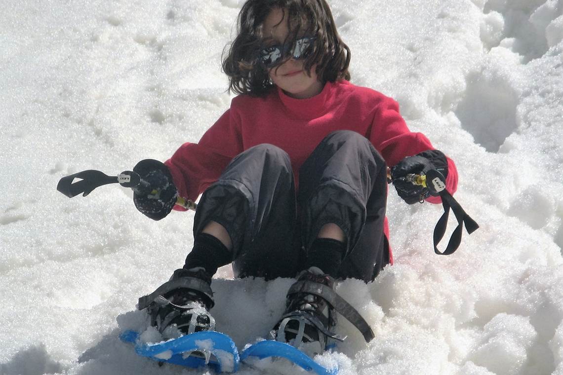 Glissade dans les tobogans de neige naturelle