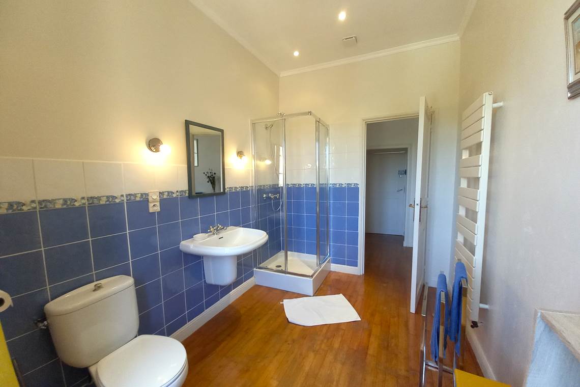 Salle de bain avec douche