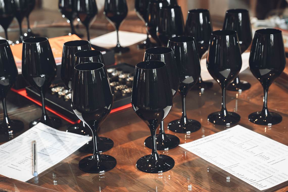 Dégustation en verres noirs
