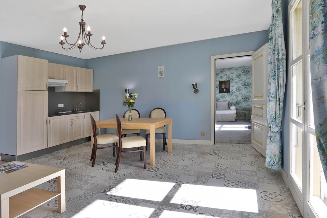 Gîte Junior Suite Gentilhommière 24 - 25 cuisine séjour et canapé-lit 2 couchages - balcon vue parc