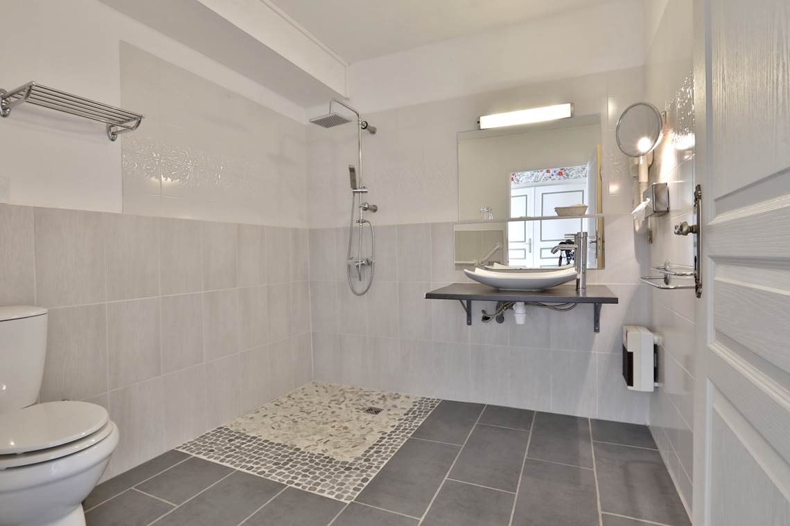 Gîte Junior Suite Gentilhommière chambre 25 PMR avec salle de douches PMR en RdC