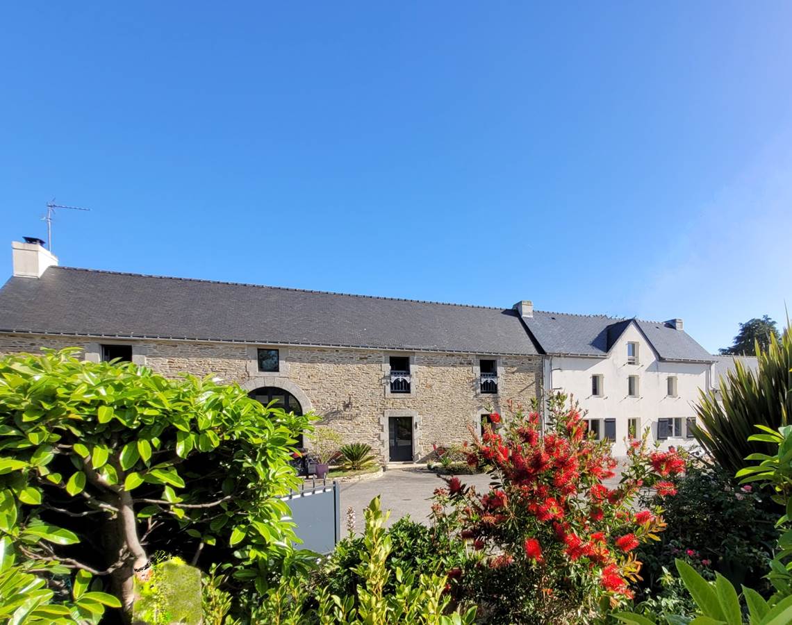 Façade longère, partie blanche réservée aux propriétaires-presta