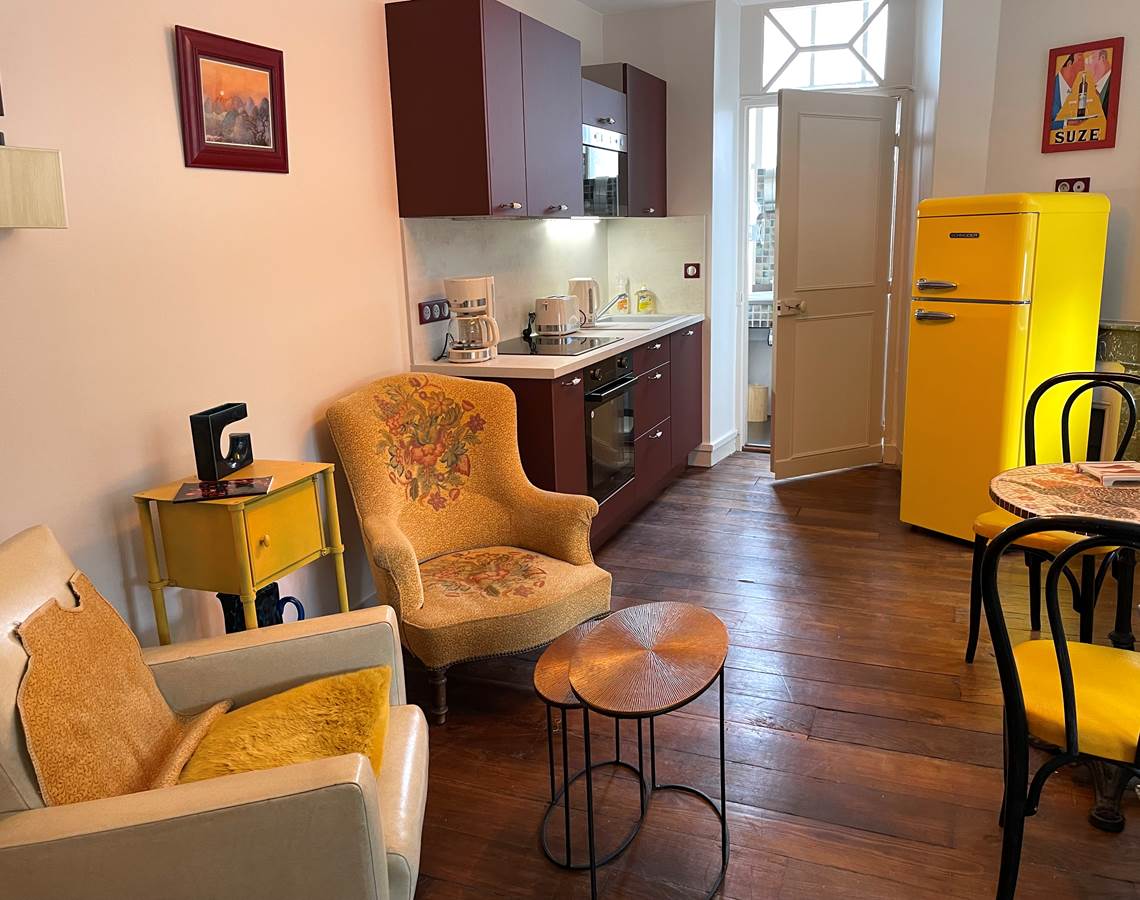 Pièce de vie donnant sur salle de bains-presta