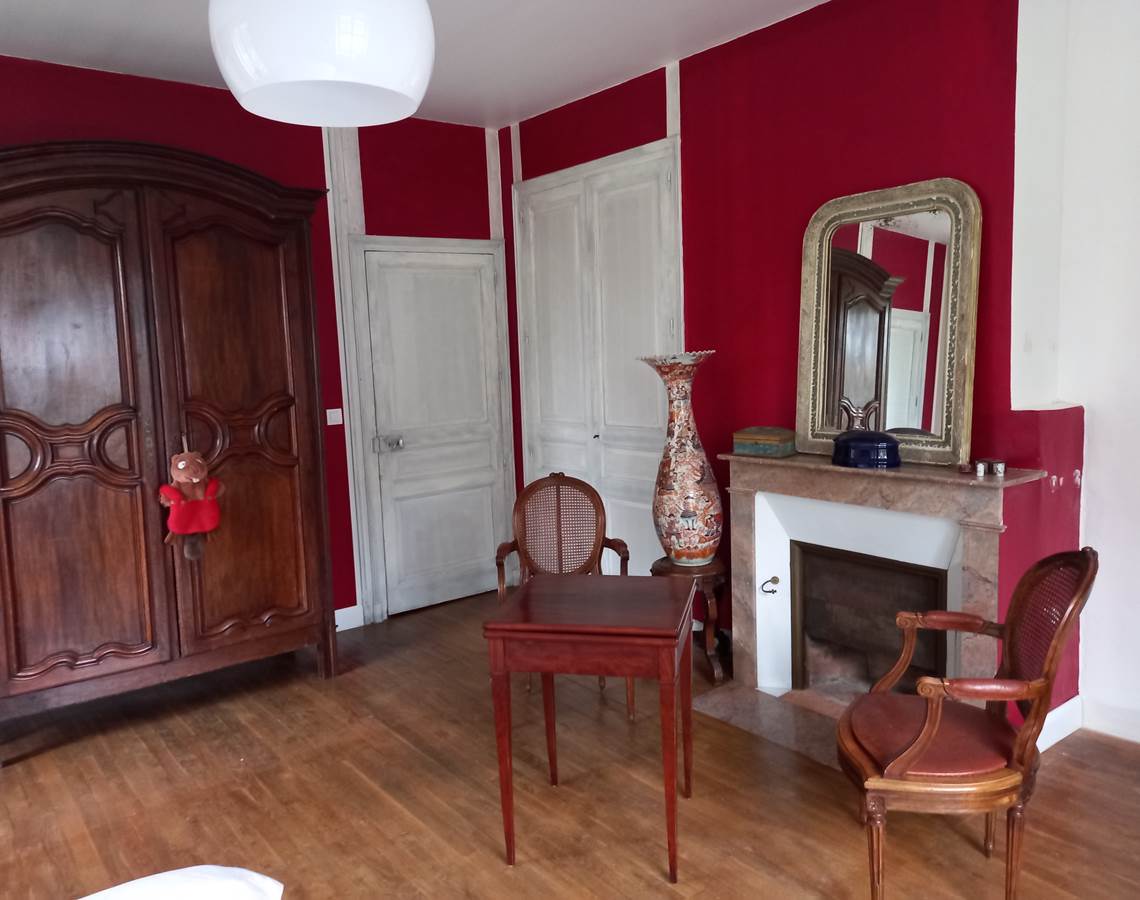 Chambre rouge, Maison d’hôtes la Babinerie,  Saint Léonard de Noblat, Haute Vienne, Nouvelle Aquitaine,-presta