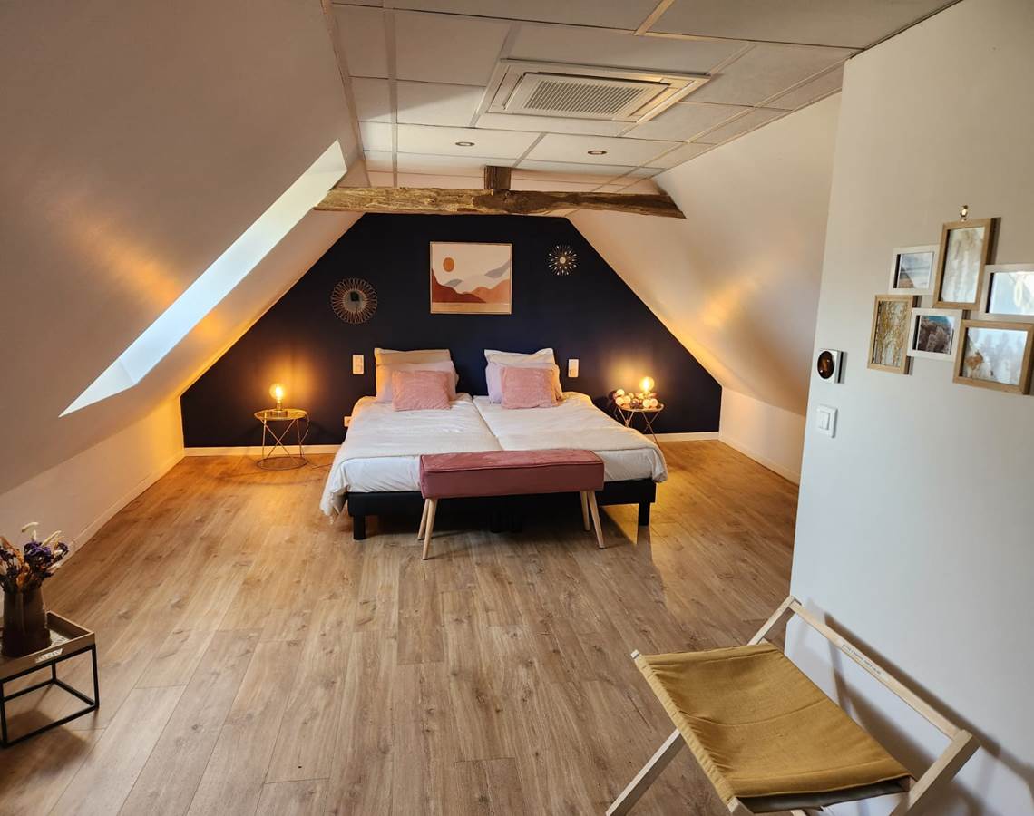 La grande chambre avec deux lits simples-presta