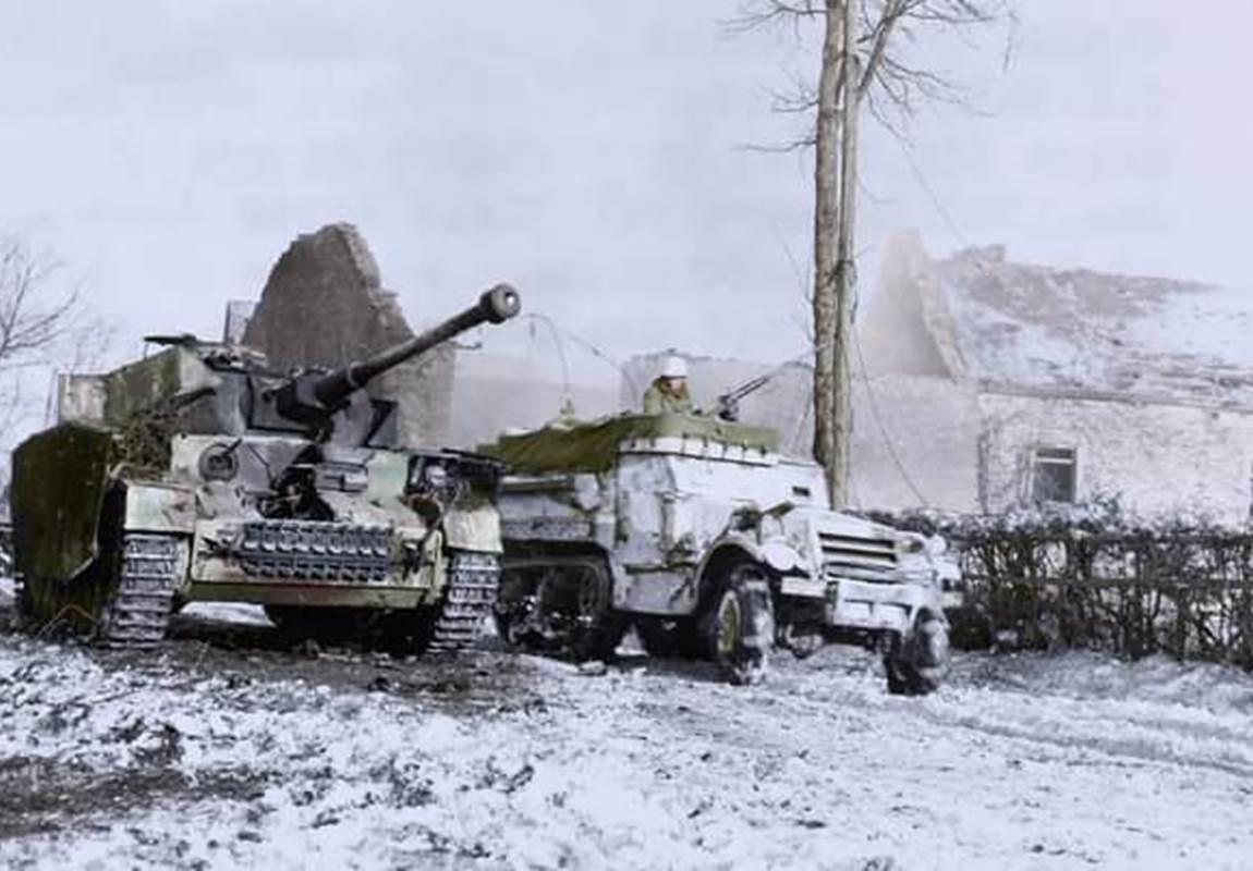 Halftrack de la 35ème division infanterie et un Panzer IV avec  en arrière plan les ruines de la ferme Joseph Gaspard-page