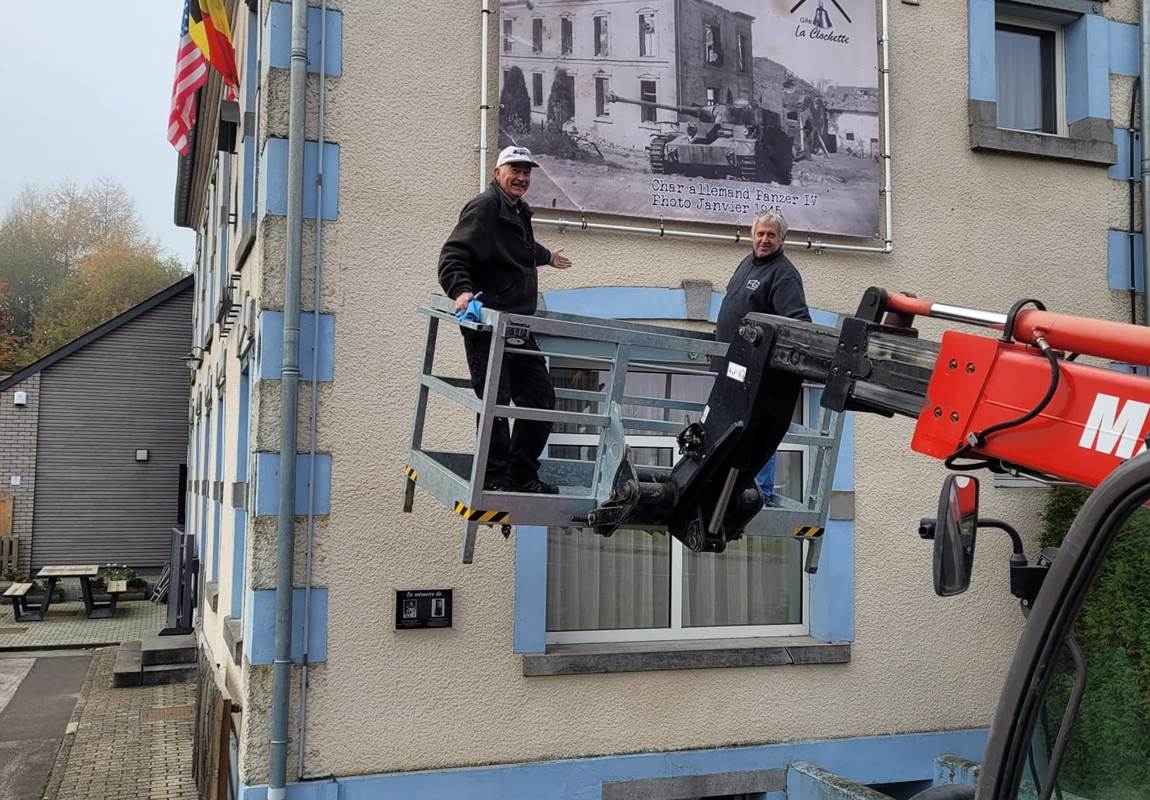 Photo 3X2M bâche PVC sur la façade du gîte-news
