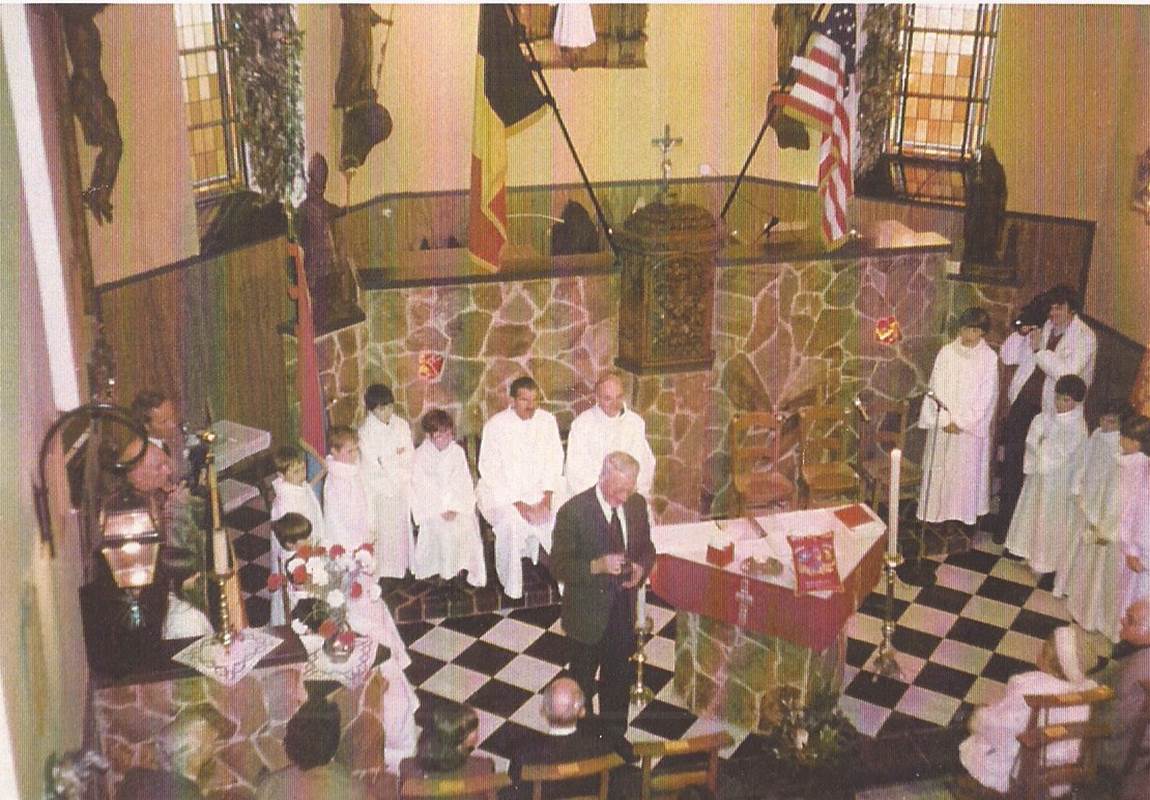 En 1984, Sir Alden Todd dans le choeur de la chapelle de Foy, lors de la cérémonie officielle de la remise de la clochette-page