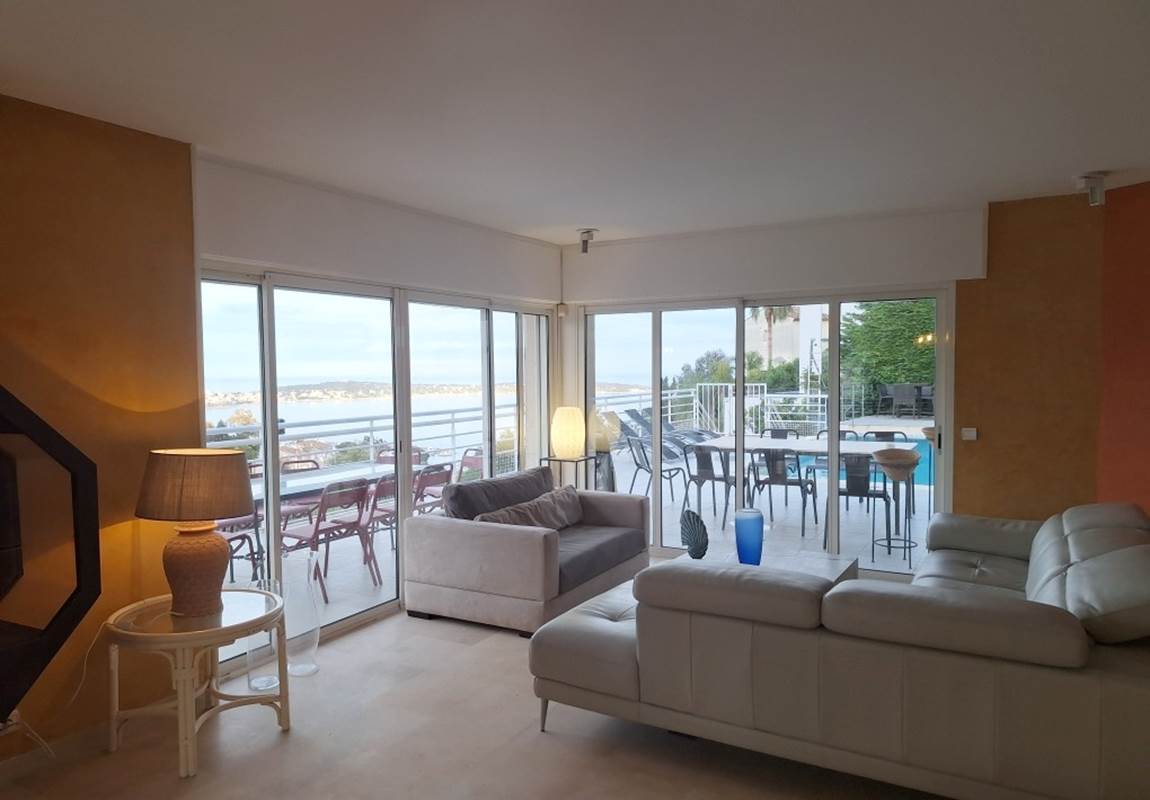 salon ouvert sur la piscine à débordement-page