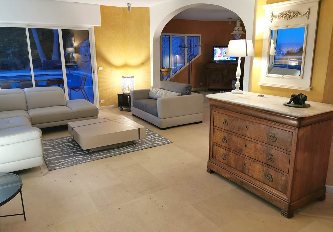 Salon avec vue mer au crépuscule à Cannes-page