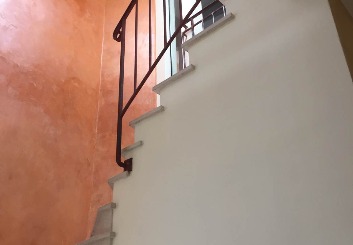 Escalier intérieur vers chambres villa Cannes-page