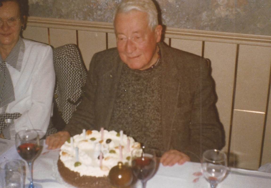 Alden, ému, devant son gâteau d'anniversaire (80 ans), dans le local de Noville.-page