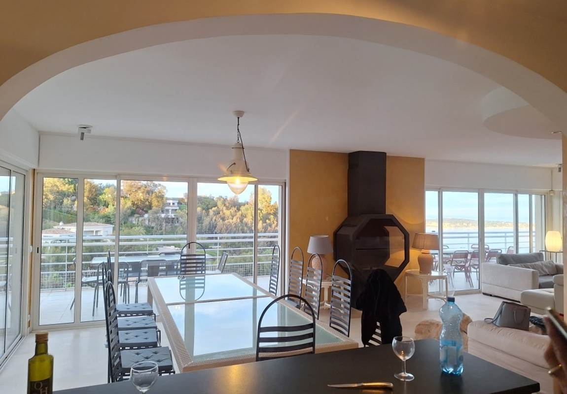 Cuisine américaine vue sur la salle à manger-page