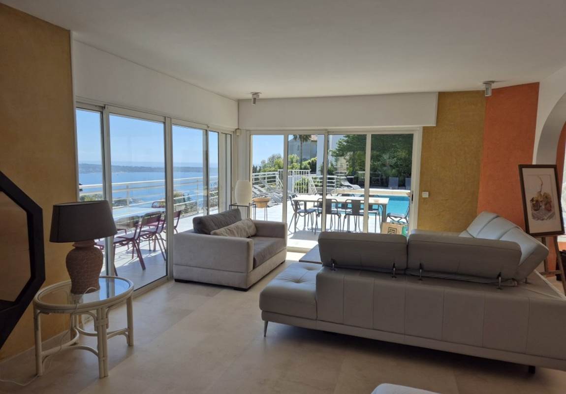 grand espace ouvert sur la piscine-page