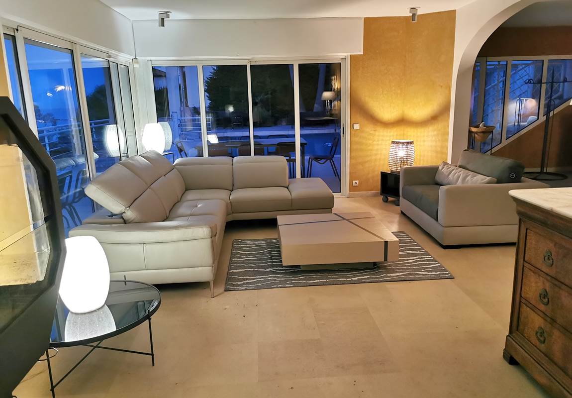 amazing south france riviera villa large double living room night pool vue-page