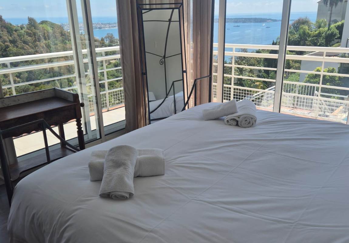 Chambre double  lumineuse villa Cannes-page