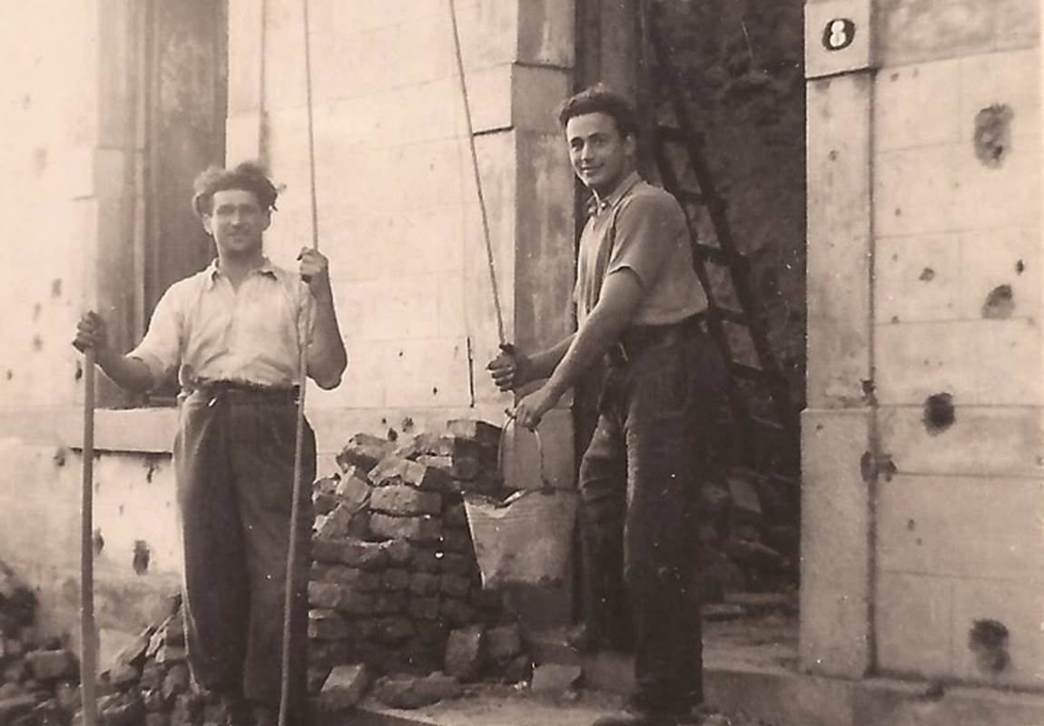 De zoon van Jules Koeune (Jean), mijn vader, links op de foto, begon met de hulp van een vriend al snel met de wederopbouw in 1945.-page