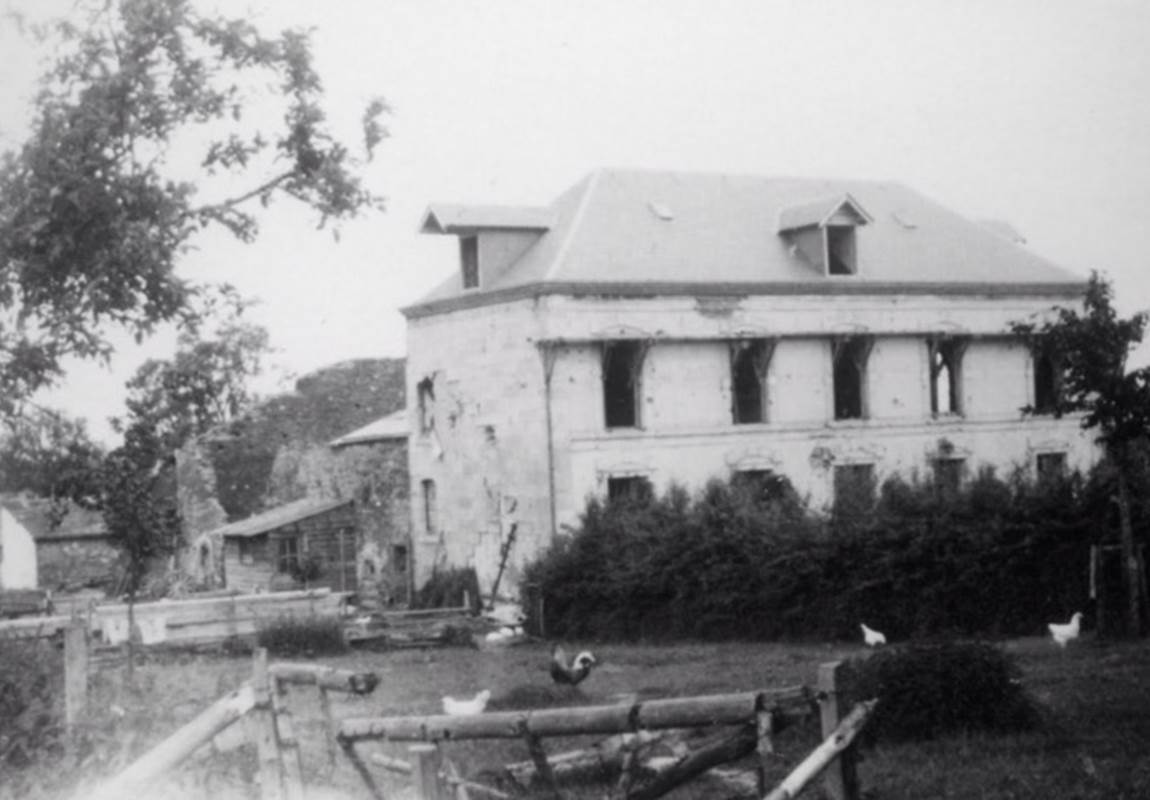 Het dak is klaar. De twee schoorstenen zullen later worden opgetrokken en zich een weg kronkelen tussen de dikke balken van de dakconstructie van sparrenhout. Het erf is al opnieuw bevolkt.-page