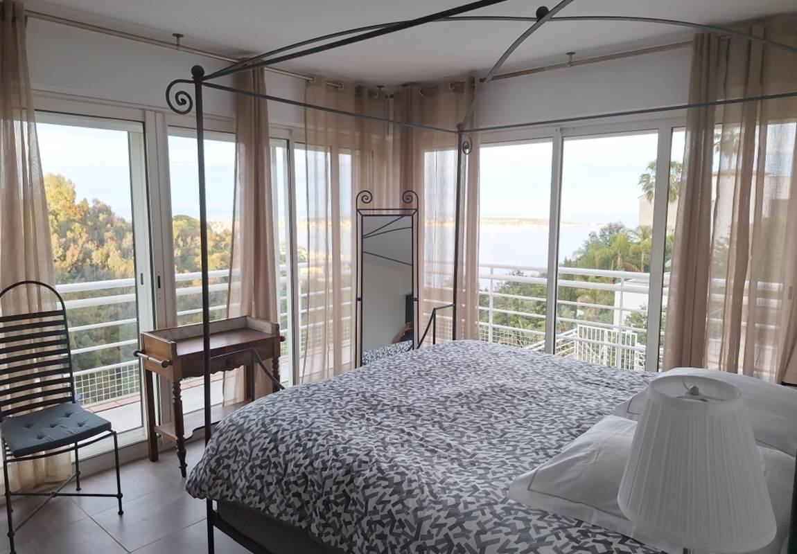 Chambre lit baldaquin villa Cannes-page