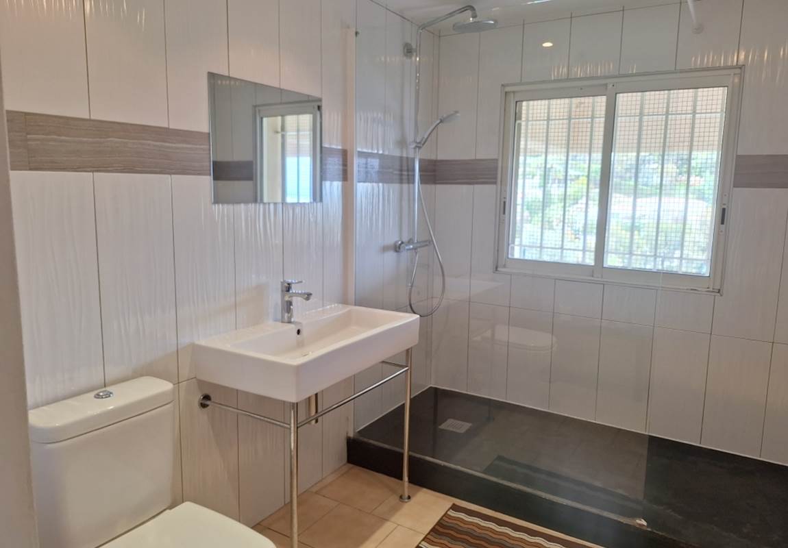 salle de bains des chambres niveau jardin-page