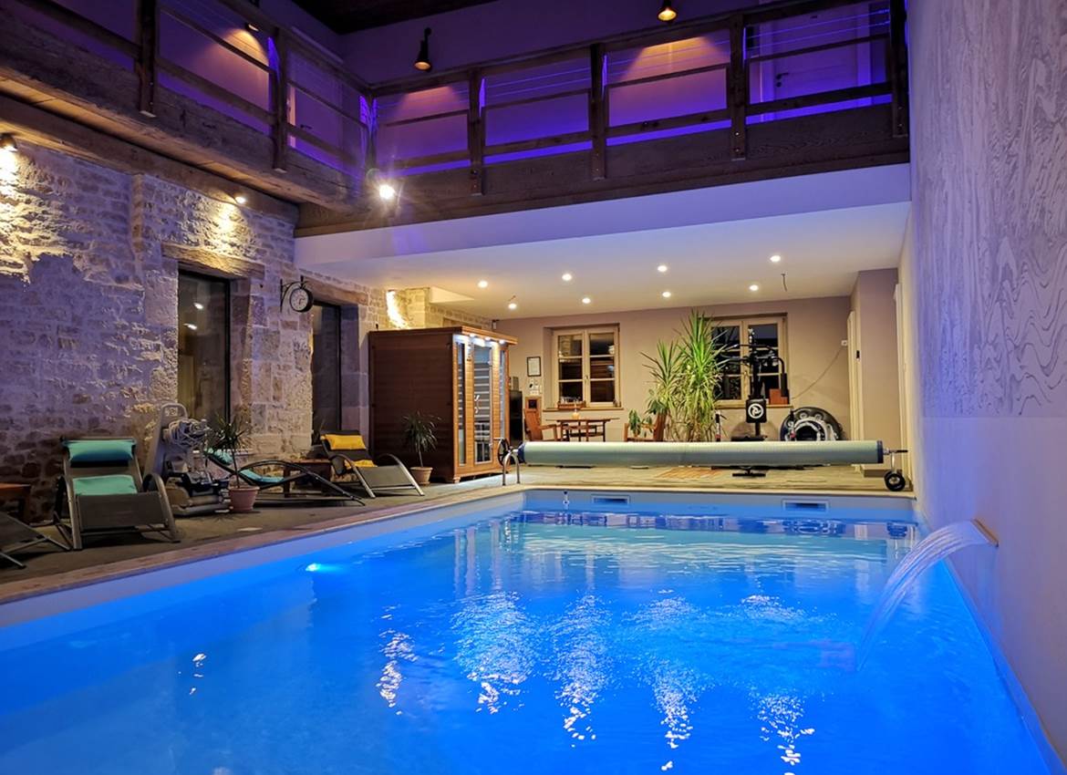 Découvrez la piscine intérieure chauffée du Relais des deux tours