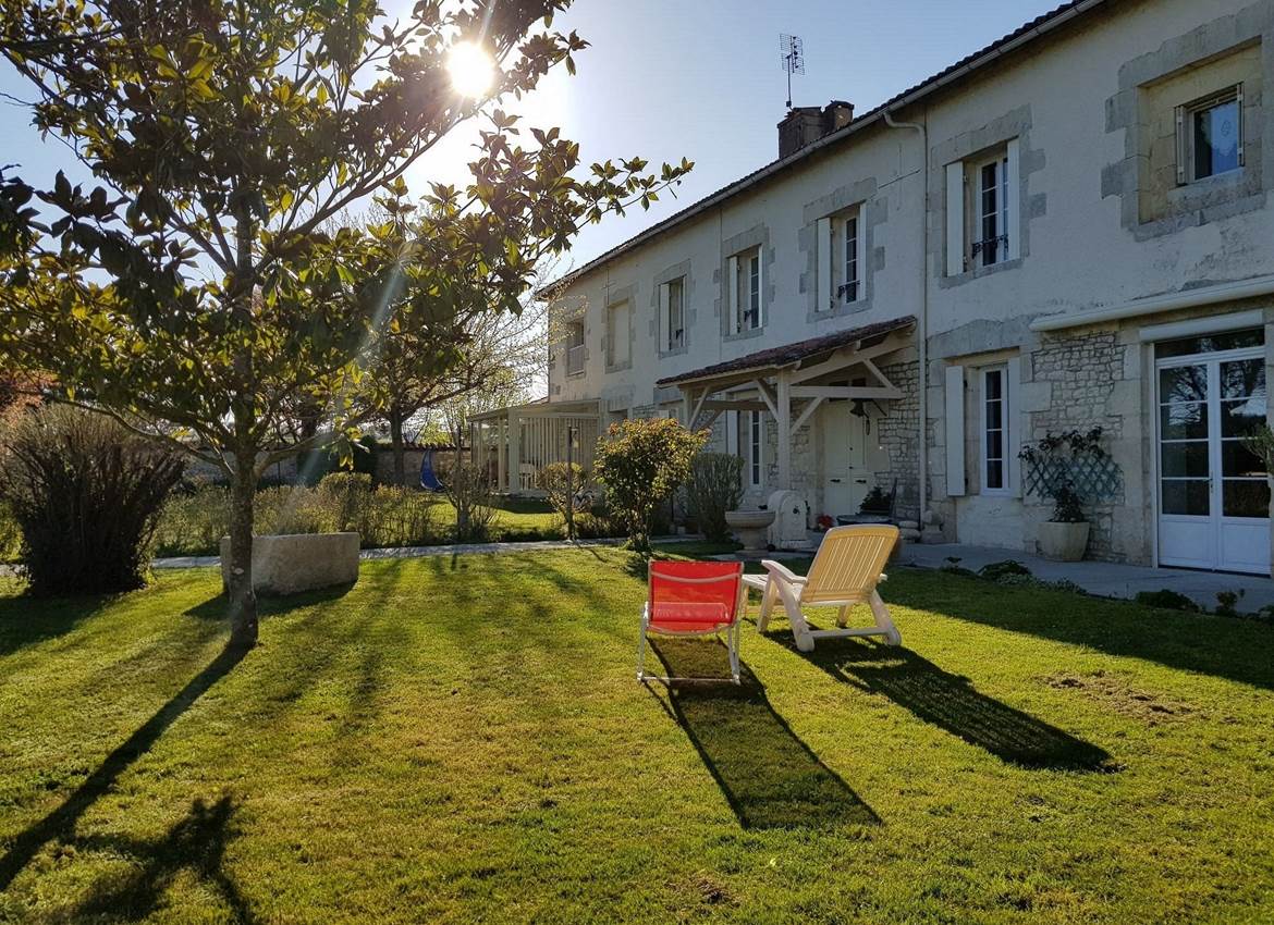 Maison et jardin devant