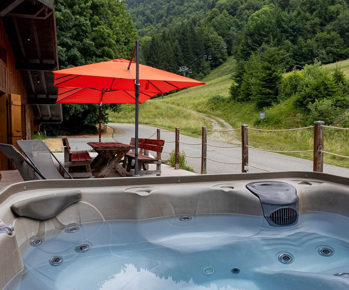 La terrasse avec Jacuzzi